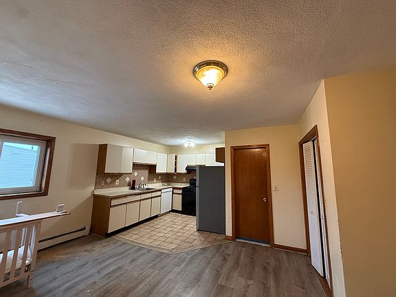 2nd image of 140-142 Meridian St #4