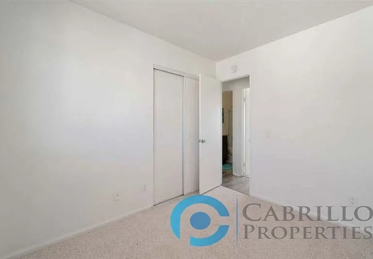 4523 Winona Ave #B — Photo 11