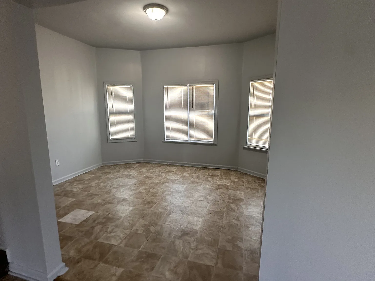 558 Holbrook Avenue - 1 — Photo 3