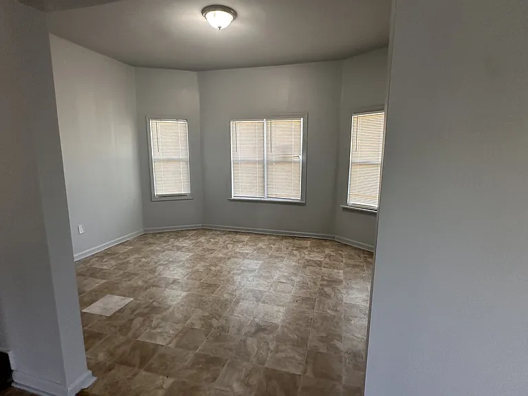 558 Holbrook Ave — Photo 3