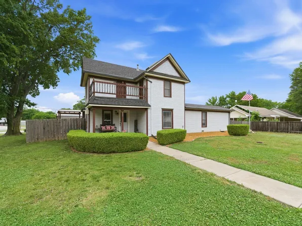 427 S Willow St, Douglass, KS 67039
