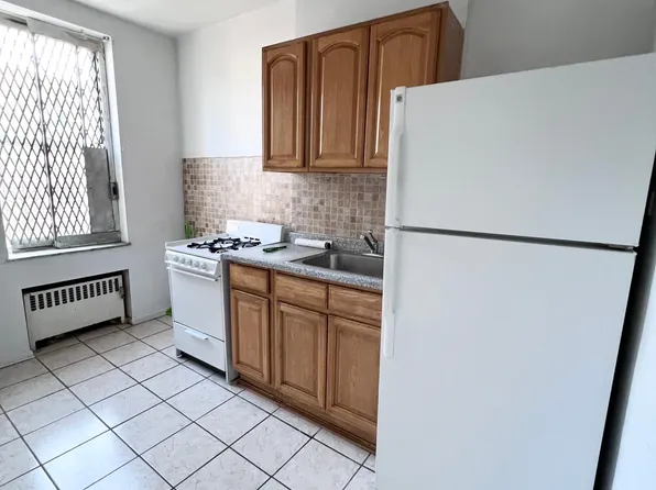 707 E 189th St, Bronx, NY 10458