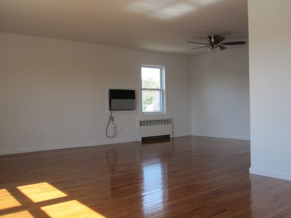 2nd image of 612 Lakeville Rd #2