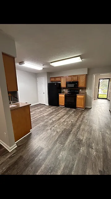 4 bed, 2000 sqft, $2,100 — Photo 2