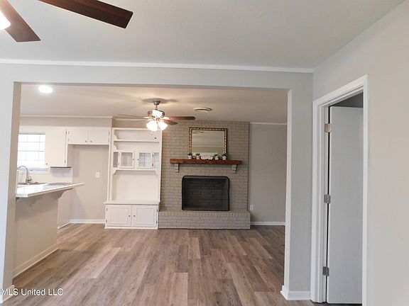 4th image of 1112 Rockett Dr