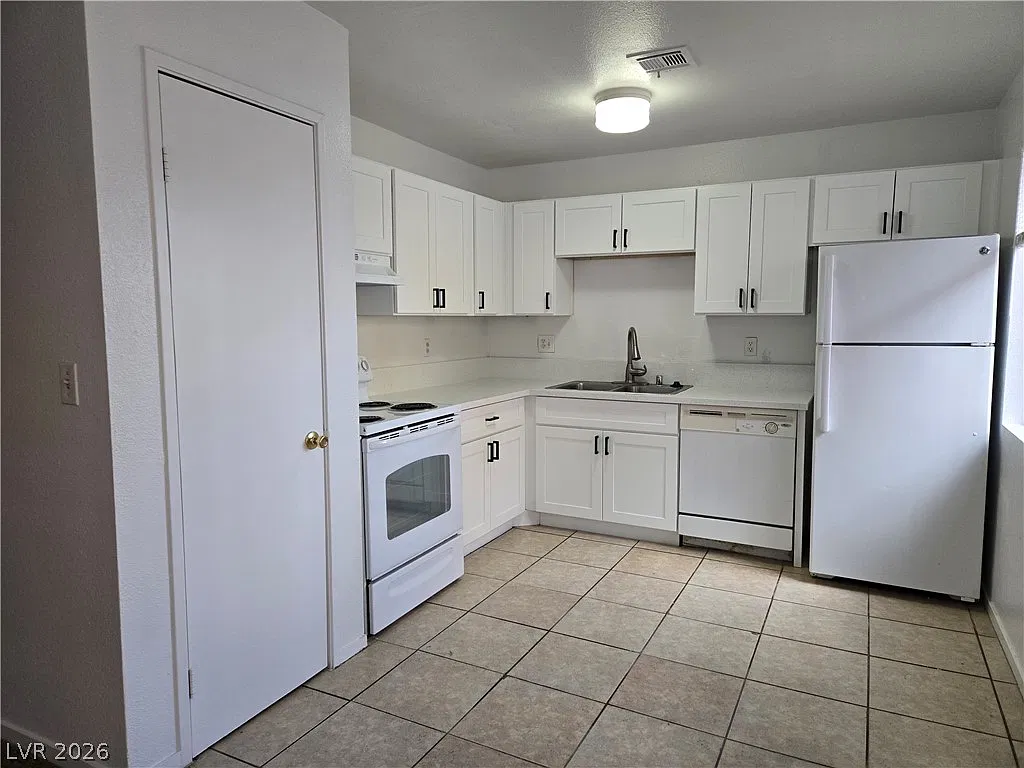 3 bed, 2.0 bath, 4232 sqft, $1,305 — Photo 4