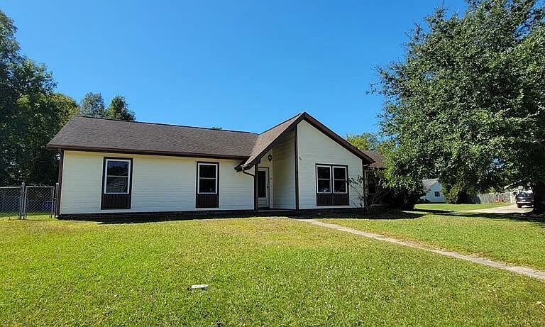 527 Raintree Cir — Photo 3
