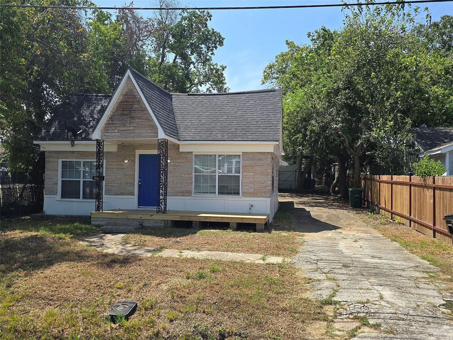 3 bed, 1.0 bath, 1169 sqft, $1,300 — Photo 2