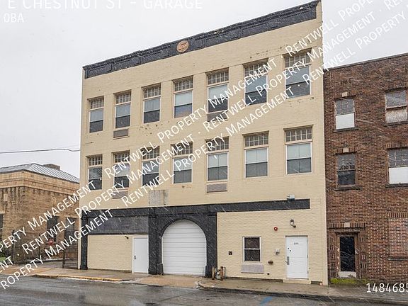 3rd image of 220 E Chestnut St