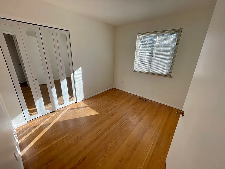 middle bedroom