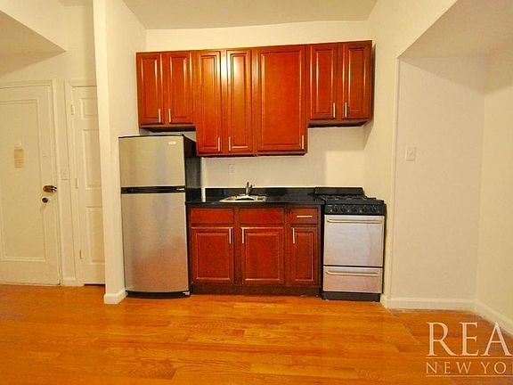 2nd image of 178 Thompson St APT 1B