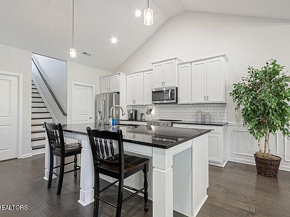 3rd image of 3301 Flagstaff Ln