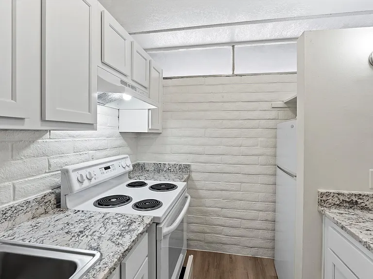 BROADWAY APARTMENTS — Photo 13