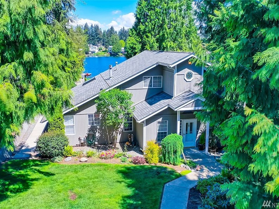 Welcome Home to Beautiful Home on Mirror Lake!! 