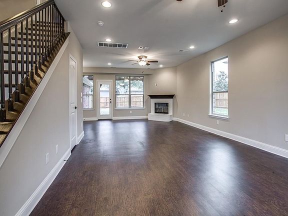 3rd image of 802 Foxwood Ln