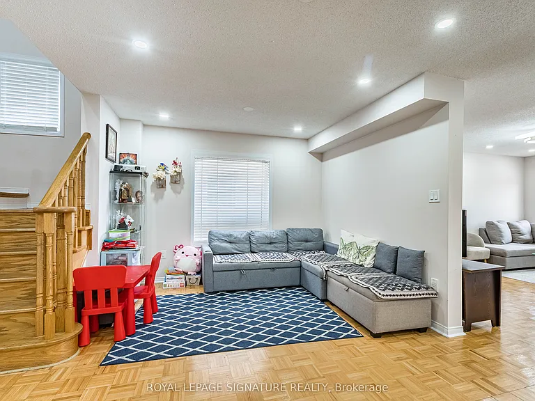 35 Whitehouse Cres — Photo 11