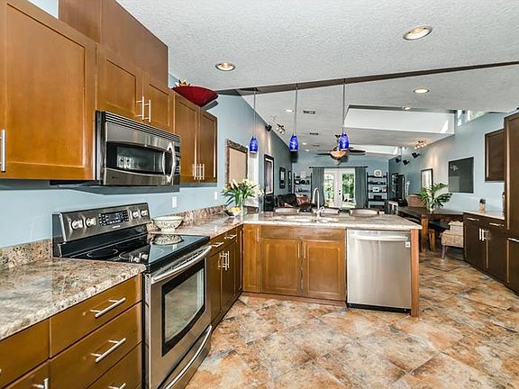 5th image of 860 Harbor Hill Dr