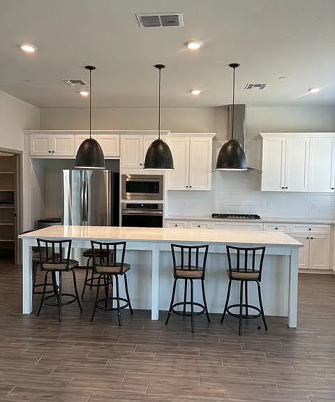 2418 Bastidas Dr — Photo 3