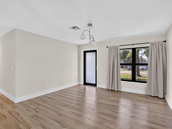 5th image of 4343 SW 49th Ct