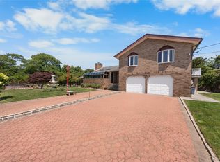1 Grandview Dr, Shirley, NY 11967