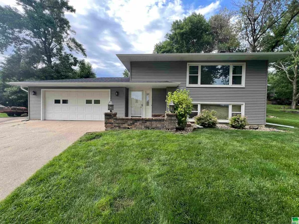 3001 Memorial Dr, Sioux City, IA 51103