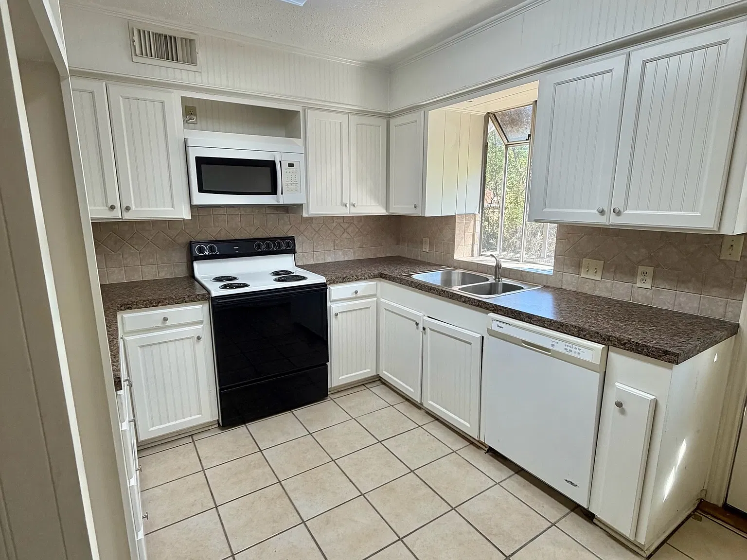 2 bed, 1.5 bath, 1062 sqft, $1,395 — Photo 4