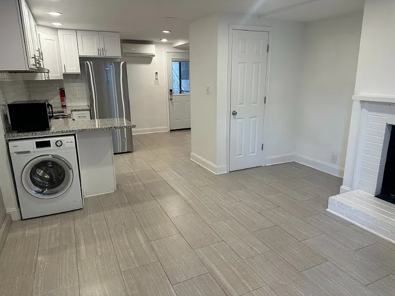 330 E St SE — Photo 15