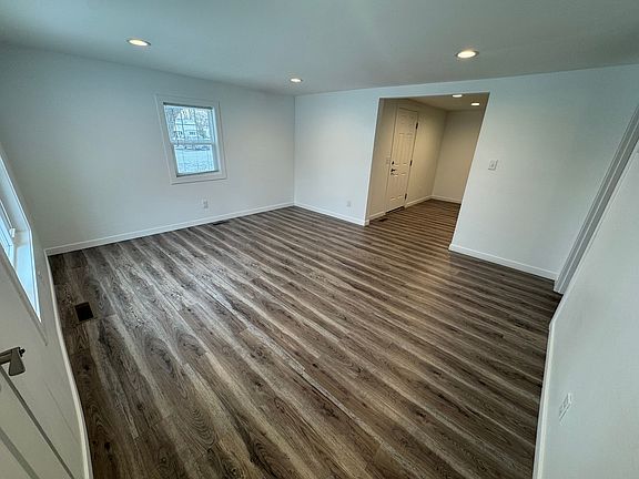5th image of 215 N Knoxville Ave