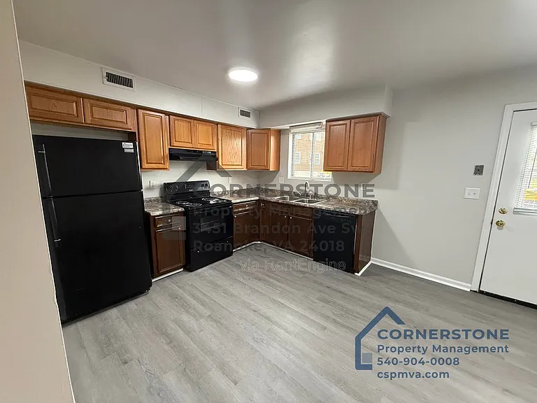 106 Lee Ave NE #10 — Photo 2