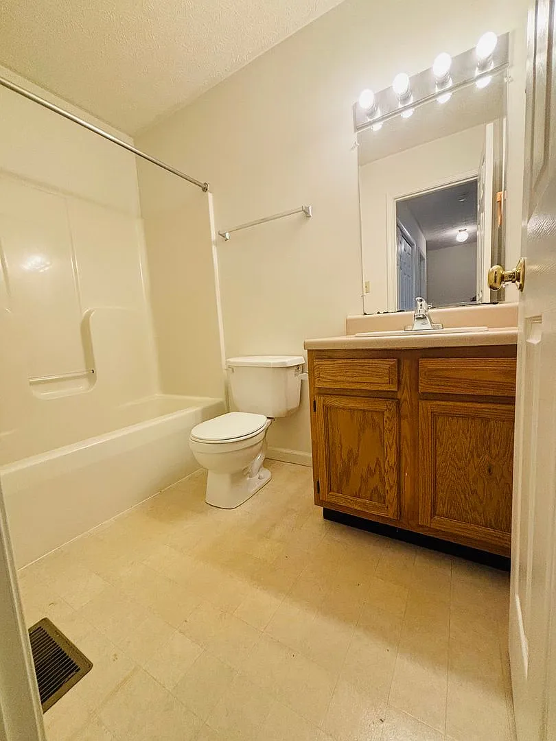 3 Bedroom 2.5 Bath Townhouse — Photo 4