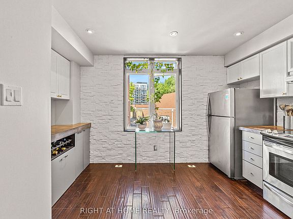 5th image of 12 Sudbury St #2608