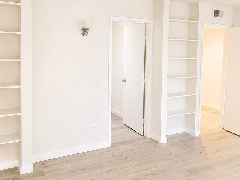 Charming Tudor-Style Apartments in Prime Sherman Oaks Location — Photo 8