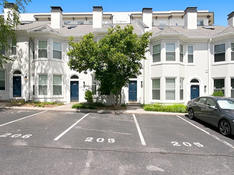 205 Fairmont Ct — Photo 1