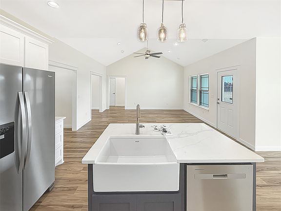 3rd image of 6472 Old Clarksville Rd