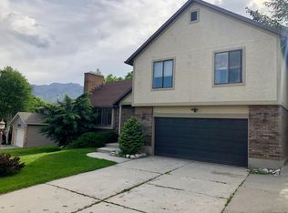8943 S Quail Hollow Dr, Sandy, UT 84093