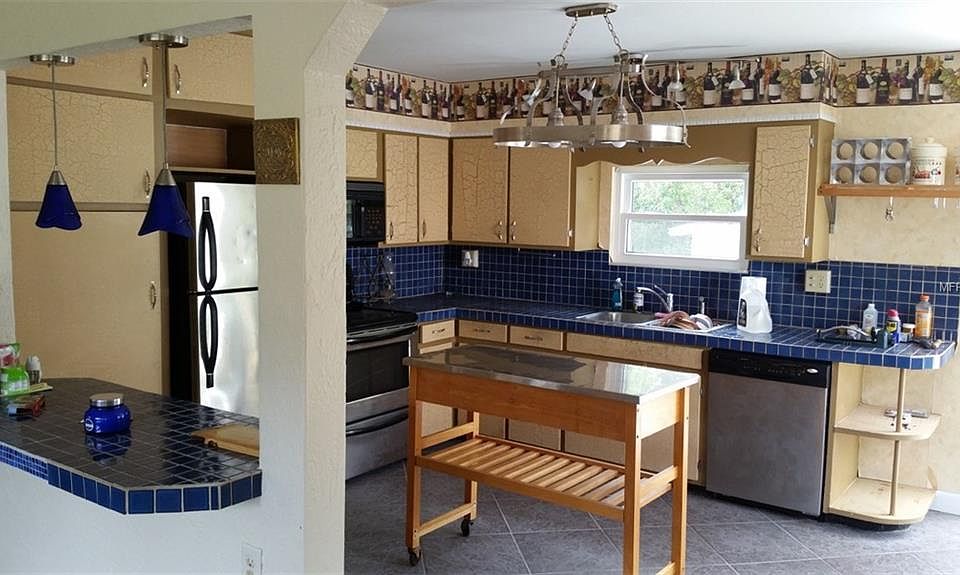 2nd image of 822 Donnelly Pl