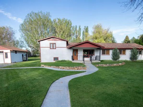 295 S Division St, Cowley, WY 82420