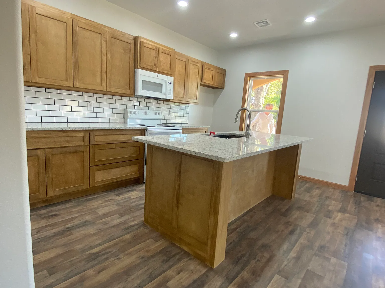 1 bed, 700 sqft, $1,200 — Photo 3