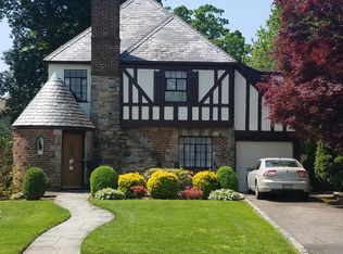 66 Strathmore Ln, Rockville Centre, NY 11570