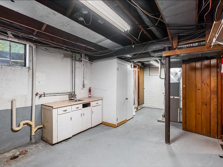 191 E Division St — Photo 14