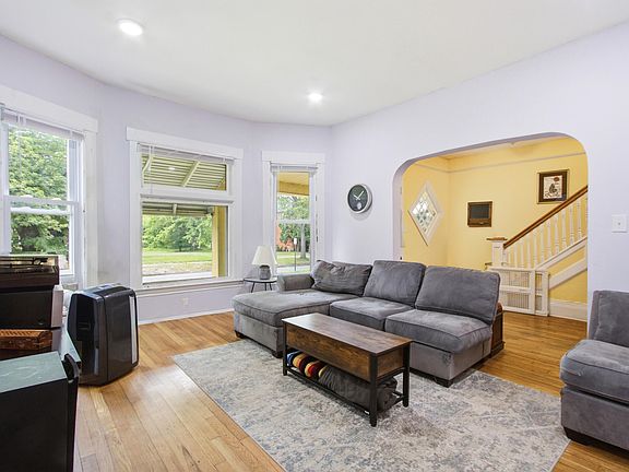 5th image of 574 Woodland St