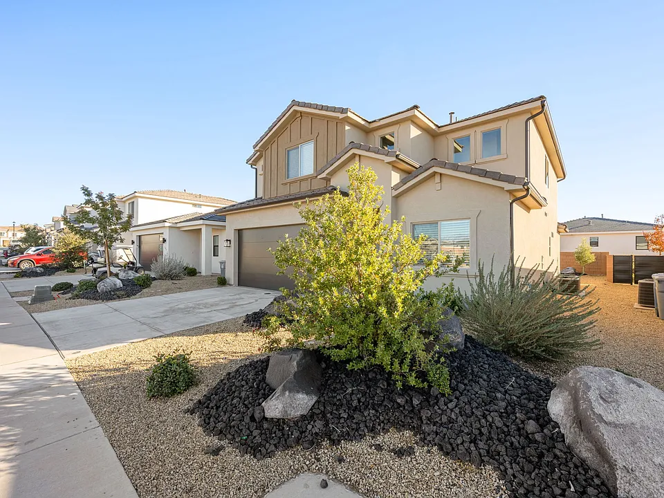 1382 E White Desert Dr