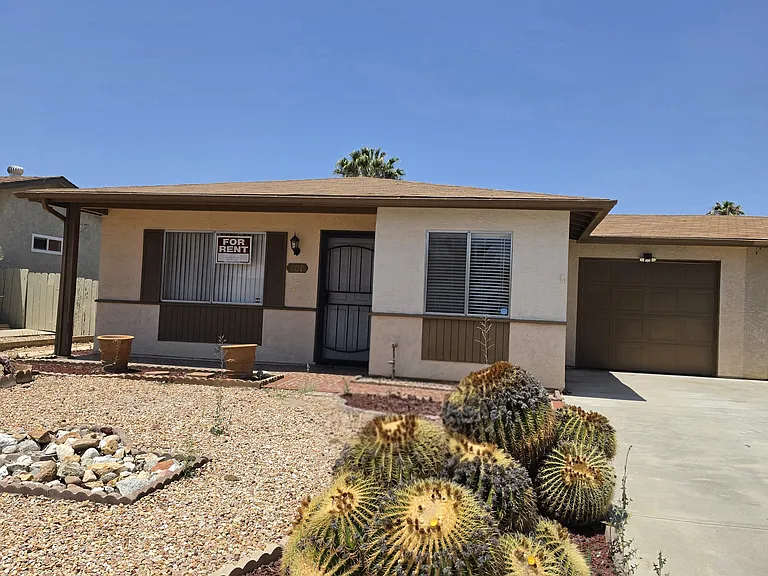 Corona St — Photo 1