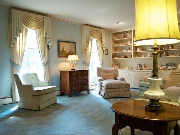 Living Room w/Built-Ins