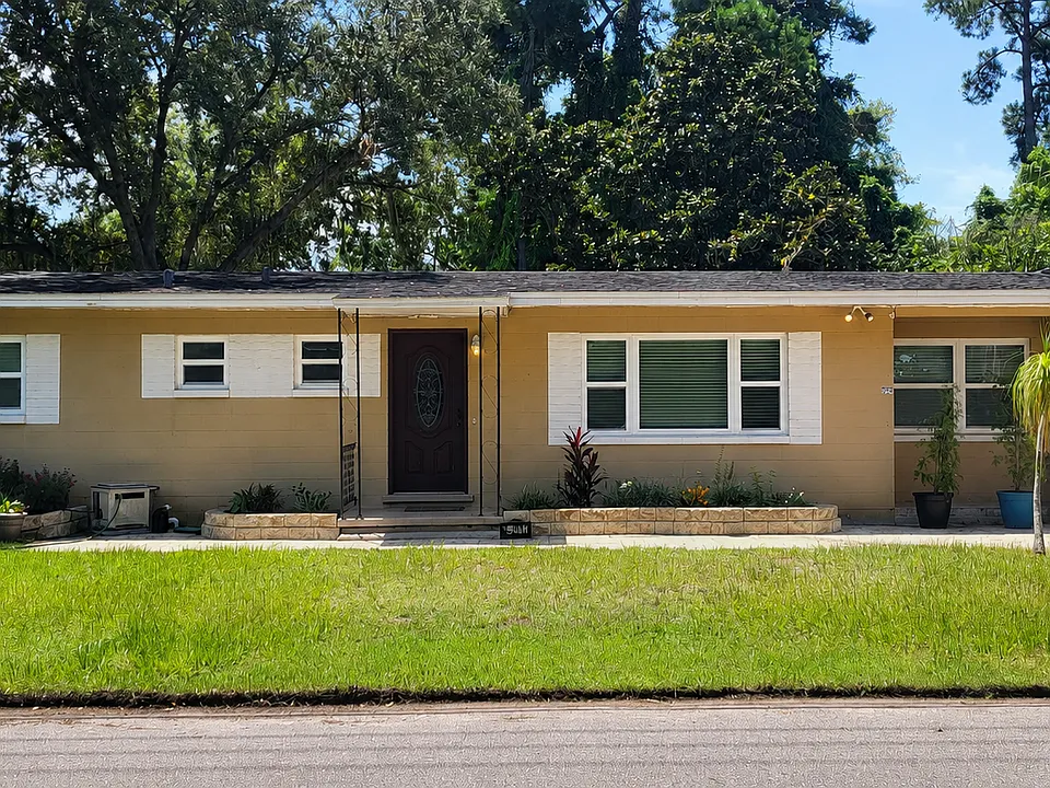 390 E Warren Ave