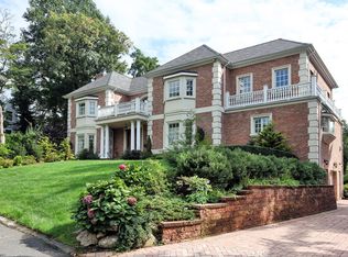 7 Round Hill Rd, Great Neck, NY 11020