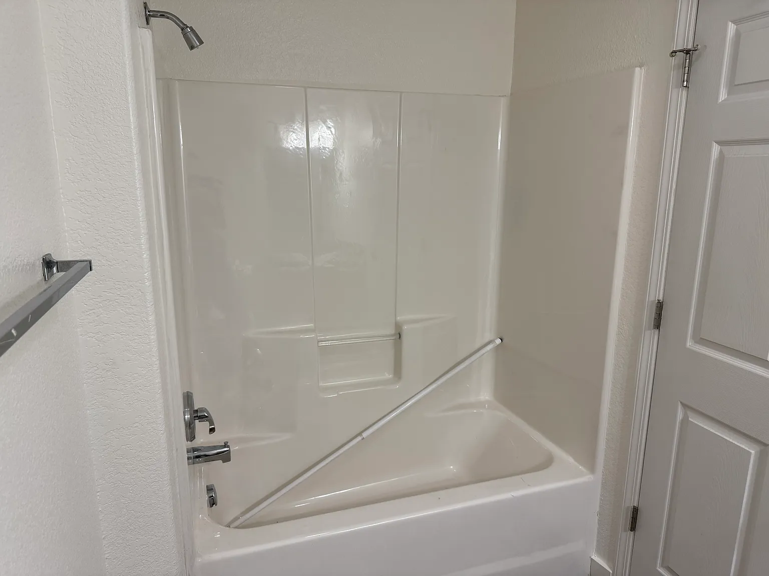 3 bed, 1040 sqft, $1,950 — Photo 2