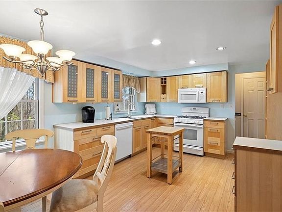 5th image of 141 Kelvington Dr