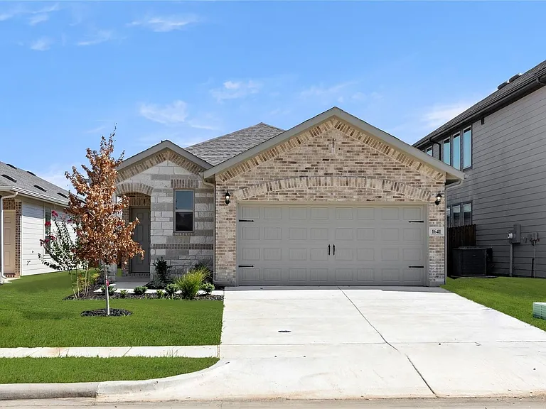 1641 Meadow Crest Dr — Photo 1