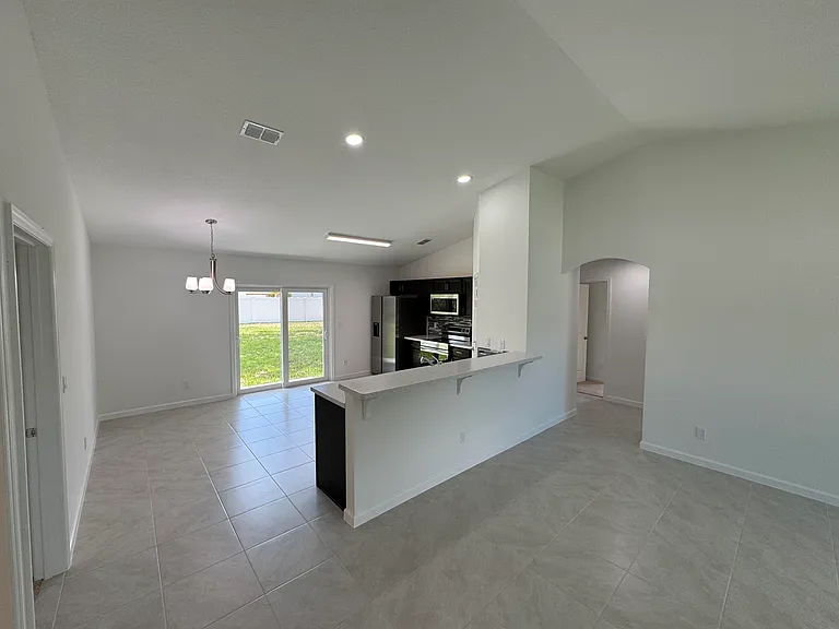 532 SW Buswell Ave — Photo 6